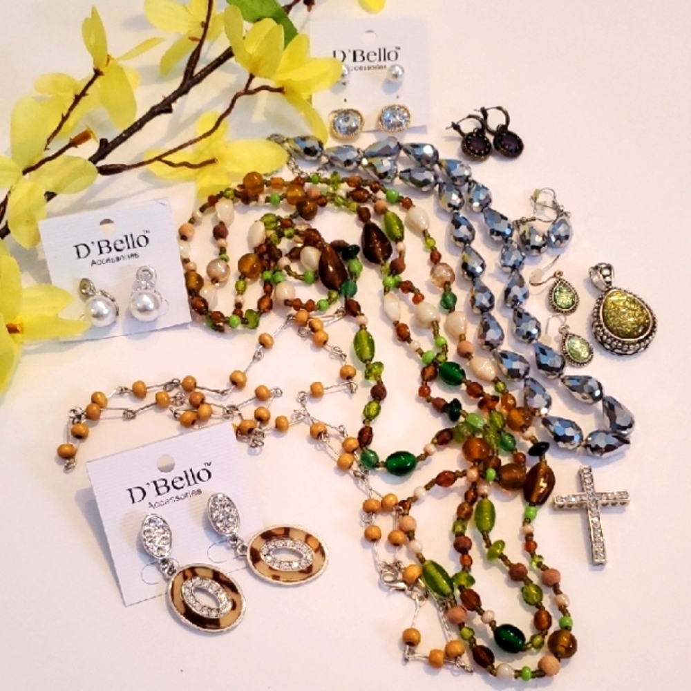 Bundle Of Womens Jewelry